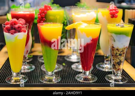 Rangée de diverses boissons aux fruits frais dans les verres servis dans un restaurant ou au cours d'un banquet Banque D'Images