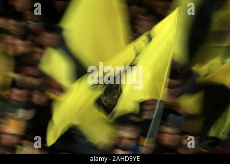 Watford, Royaume-Uni. 28 Dec, 2019. Watford fans vague les drapeaux avant la Premier League match entre Watford et Aston Villa à Vicarage Road, Watford le samedi 28 décembre 2019. (Crédit : Leila Coker | MI News) photographie peut uniquement être utilisé pour les journaux et/ou magazines fins éditoriales, licence requise pour l'usage commercial Crédit : MI News & Sport /Alamy Live News Banque D'Images