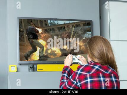 Jeune fille jouant le jeu d'ordinateur Banque D'Images