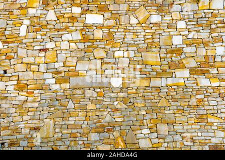 Surface avec pierres asymétriques. Mur d'une forteresse médiévale. Mur avec pierres de couleur claire de différentes tailles et formes, utilisables comme motif de fond ou pour les dessins et modèles Banque D'Images