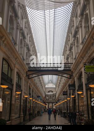 La Haye, Pays-Bas - 3 octobre 2017 : Les faux les gens à "de passage" - l'un des plus anciens centres commerciaux aux Pays-Bas Banque D'Images