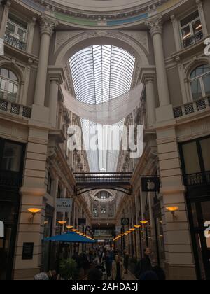 La Haye, Pays-Bas - 3 octobre 2017 : Les faux les gens à "de passage" - l'un des plus anciens centres commerciaux aux Pays-Bas Banque D'Images