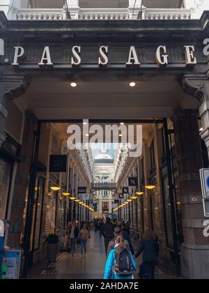 La Haye, Pays-Bas - 3 octobre 2017 : Les faux les gens à "de passage" - l'un des plus anciens centres commerciaux aux Pays-Bas Banque D'Images