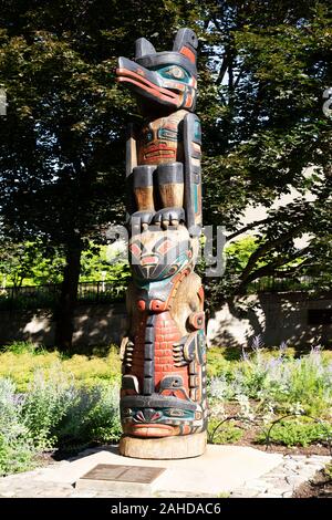 Les Kwakiutl Totem à Ottawa, Canada. Le totem a été sculpté par Henry Hunt en 1971 pour commémorer le centenaire de la Colombie-Britannique peut faire partie de Banque D'Images