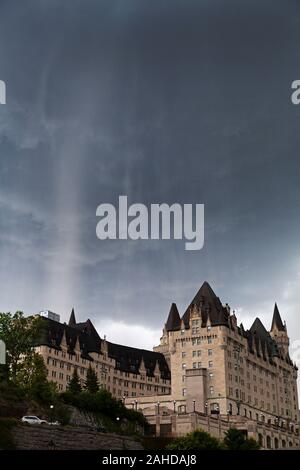 Orage au-dessus de l'Hôtel Fairmont Château Laurier, à Ottawa, au Canada. L'hôtel se trouve à côté du site du patrimoine mondial de l'UNESCO Canal Rideau. Banque D'Images