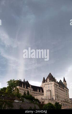 Orage au-dessus de l'Hôtel Fairmont Château Laurier, à Ottawa, au Canada. L'hôtel se trouve à côté du site du patrimoine mondial de l'UNESCO Canal Rideau. Banque D'Images