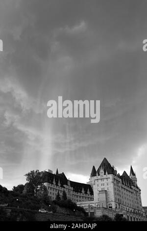 Orage au-dessus de l'Hôtel Fairmont Château Laurier, à Ottawa, au Canada. L'hôtel se trouve à côté du site du patrimoine mondial de l'UNESCO Canal Rideau. Banque D'Images