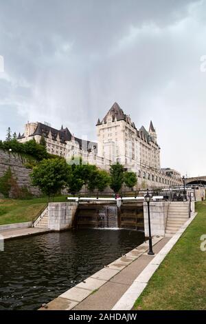 Les écluses du canal Rideau sur le canal Rideau à Ottawa, Canada. Le Fairmont Château Laurier se trouve à côté de l'UNESCO World Heritage s'asseoir. Banque D'Images