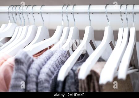 Suspendre les vêtements féminins organisés sur cintres dans l'armoire (selective focus) Banque D'Images