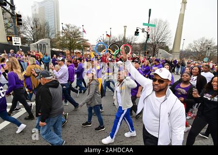 Atlanta, États-Unis. 28 Dec, 2019. LSU Tigers et de l'Oklahoma Sooners fans participer à la Chick-fil-A Peach Bowl Day Parade à Atlanta, le 28 décembre 2019. Photo de David Tulis/UPI UPI : Crédit/Alamy Live News Banque D'Images