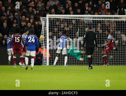 Stade de Londres, Londres, Royaume-Uni. 28 Dec, 2019. English Premier League, West Ham United contre Leicester City ; Kelechi Iheanacho de Leicester City est à la tête de la balle passé keeper Fabianski pour marquer son 1er but dans les côtés 39e minute pour le rendre 0-1 - strictement usage éditorial uniquement. Pas d'utilisation non autorisée avec l'audio, vidéo, données, listes de luminaire, club ou la Ligue de logos ou services 'live'. En ligne De-match utilisation limitée à 120 images, aucune émulation. Aucune utilisation de pari, de jeux ou d'un club ou la ligue/player Crédit : publications Plus Sport Action/Alamy Live News Banque D'Images