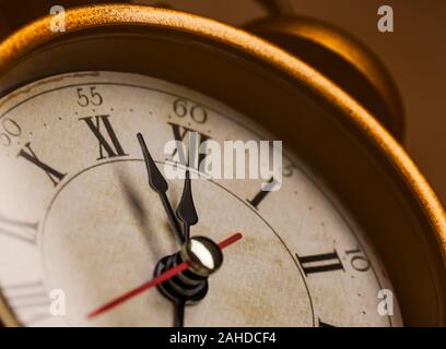 Golden vintage réveil Afficher 5 à 12 Banque D'Images