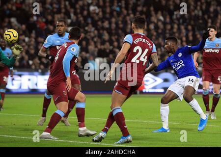 Londres, Royaume-Uni. 28 Dec, 2019. Kelechi Iheanacho de Leicester City (14) les tiges et marque son premier but de l'équipe. Premier League, West Ham United v Leicester City au stade de Londres, Queen Elizabeth Olympic Park à Londres le samedi 28 décembre 2019. Cette image ne peut être utilisé qu'à des fins rédactionnelles. Usage éditorial uniquement, licence requise pour un usage commercial. Aucune utilisation de pari, de jeux ou d'un seul club/ligue/dvd publications pic par Steffan Bowen/Andrew Orchard la photographie de sport/Alamy live news Crédit : Andrew Orchard la photographie de sport/Alamy Live News Banque D'Images