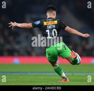 Twickenham, London, UK. 28 Dec, 2019. Harlequins Rugby Premiership anglaise, contre les Leicester Tigers ; Marcus Smith d'Arlequins efface la balle - usage éditorial : Action Crédit Plus Sport/Alamy Live News Banque D'Images