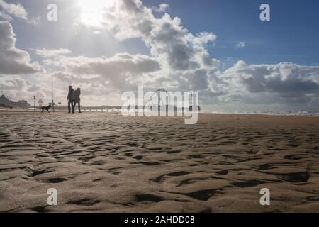 Low angle view de la jetée de Scheveningen, avec grande roue et le tour, les Pays-Bas Banque D'Images