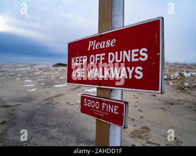 Un panneau demandant aux gens de marcher sur les Dunes Banque D'Images