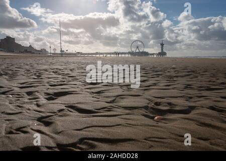 Low angle view de la jetée de Scheveningen, avec grande roue et le tour, les Pays-Bas Banque D'Images
