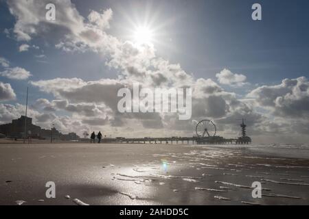 Low angle view de la jetée de Scheveningen, avec grande roue et le tour, les Pays-Bas Banque D'Images