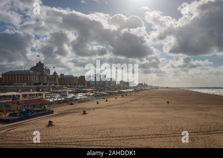 Scheveningen, Pays-Bas - 3 octobre 2017 : plage de Scheveningen avec célèbre Grand Hotel Amrath Kurhaus près de Den Haag (La Haye), Pays-Bas Banque D'Images