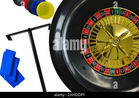 Roulette et chips isolated on white Banque D'Images