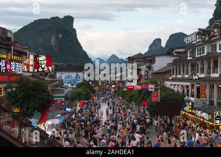 Rue commerçante de Yangshuo. Yangshuo est un comté touristique populaire et il est une ville près de Guilin Guangxi. Les principales rues commerçantes de Yangshuo. Banque D'Images