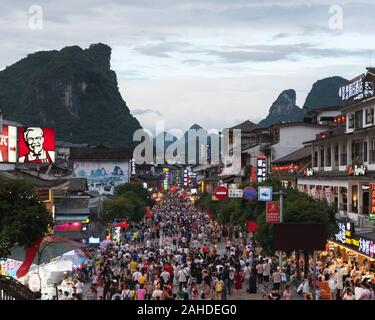 Rue commerçante de Yangshuo. Yangshuo est un comté touristique populaire et il est une ville près de Guilin Guangxi. Les principales rues commerçantes de Yangshuo. Banque D'Images