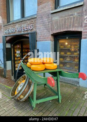 Amsterdam, Pays-Bas - Octobre 2,2019 : Henri Willig cheese shop. Depuis plus de 40 ans, Henri Willig fabrique des fromages traditionnels dans son propre c Banque D'Images