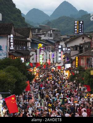 Rue commerçante de Yangshuo. Yangshuo est un comté touristique populaire et il est une ville près de Guilin Guangxi. Les principales rues commerçantes de Yangshuo. Banque D'Images