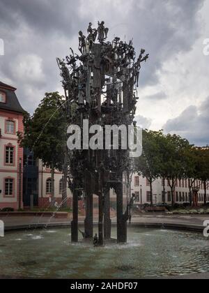 Mainz, Allemagne - 24 août 2018 : Fastnachtsbrunnen (fontaine de carnaval) à Schillerplatz sur un jour nuageux en été à Mainz, Allemagne Banque D'Images