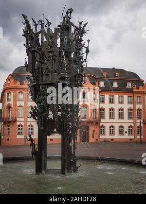 Mainz, Allemagne - 24 août 2018 : Fastnachtsbrunnen (fontaine de carnaval) à Schillerplatz devant Osteiner Hof à Mainz, Allemagne Banque D'Images