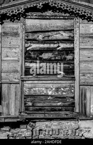 De l'image monochrome porte de vieille maison de bois abandonnés martelées avec bandes Banque D'Images