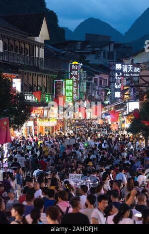 Rue commerçante de Yangshuo. Yangshuo est un comté touristique populaire et il est une ville près de Guilin Guangxi. Les principales rues commerçantes de Yangshuo. Banque D'Images