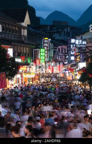 Rue commerçante de Yangshuo. Yangshuo est un comté touristique populaire et il est une ville près de Guilin Guangxi. Les principales rues commerçantes de Yangshuo. Banque D'Images