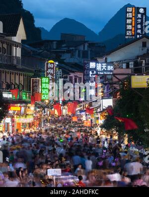 Rue commerçante de Yangshuo. Yangshuo est un comté touristique populaire et il est une ville près de Guilin Guangxi. Les principales rues commerçantes de Yangshuo. Banque D'Images