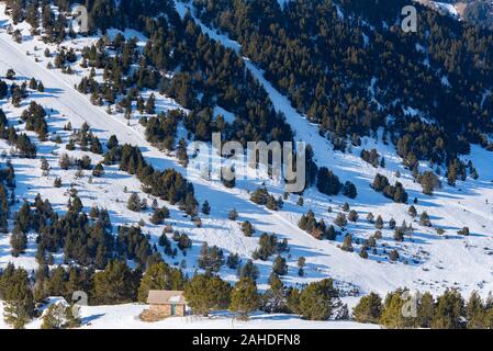 Grandvalira, Andorre : 28 Décembre 2019 : Les gens s'amuser dans la journée ensoleillée sur station de ski de Grandvalira en Andorre. Banque D'Images