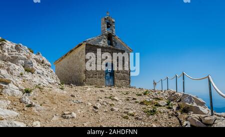 L'Europe, la Croatie. Makraska, chapelle en haut de la colline de Biokovo. Cette colline est 1762 mètres de haut Banque D'Images