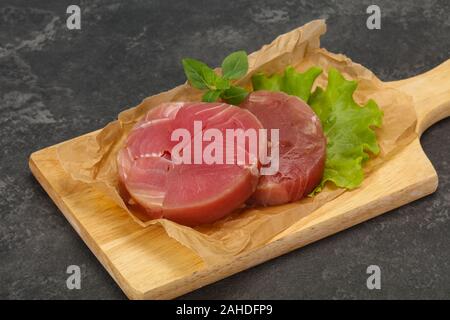 Raw tuna steak ronde prêt pour grill Banque D'Images