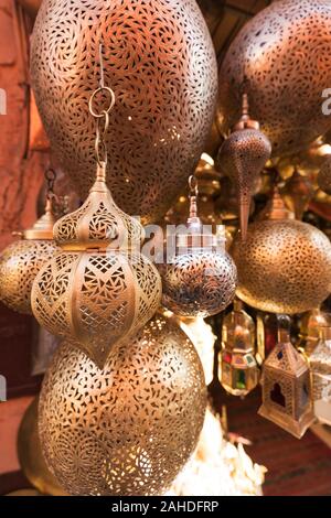 Lampes suspendues de style marocain sur le marché de la médina. Lampes et boutiques de souvenirs, Marrakech. Marché marocain traditionnel, Maroc en Afrique. Stocker dans Ma Banque D'Images