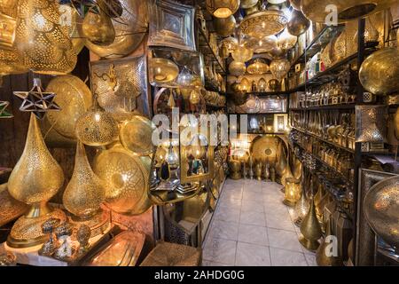 Lampes suspendues de style marocain sur le marché de la médina. Lampes et boutiques de souvenirs, Marrakech. Marché marocain traditionnel, Maroc en Afrique. Stocker dans Ma Banque D'Images