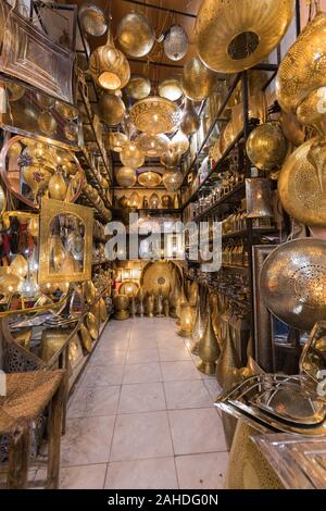 Lampes suspendues de style marocain sur le marché de la médina. Lampes et boutiques de souvenirs, Marrakech. Marché marocain traditionnel, Maroc en Afrique. Stocker dans Ma Banque D'Images