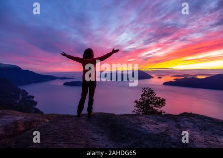 Adventurous Woman standing on top d'une montagne Banque D'Images