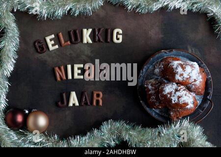 L'heureuse nouvelle année wisch en néerlandais avec la délicatesse national appelé oliebollen dougnut ou boules. Banque D'Images