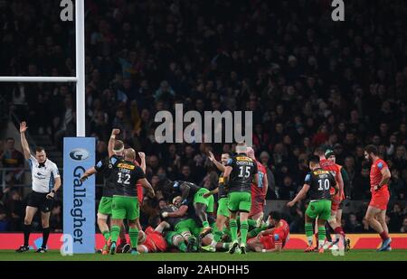 Twickenham, London, UK. 28 Dec, 2019. Harlequins Rugby Premiership anglaise, contre les Leicester Tigers ; Harlequins célébrer marquant leur quatrième essai - usage éditorial : Action Crédit Plus Sport/Alamy Live News Banque D'Images