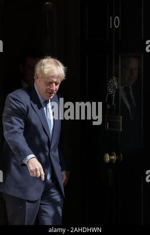 Boris Johnson, le Premier ministre britannique, ne laisse pas de 10 Downing Street via la célèbre porte noire, Westminster, London, UK Banque D'Images