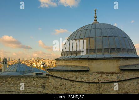 La vue depuis le 16ème siècle, la plus grande Mosquée de Suleymaniye mosquée ottomane à Istanbul, Turquie, en regardant vers le Bosphore et Beyoglu Banque D'Images