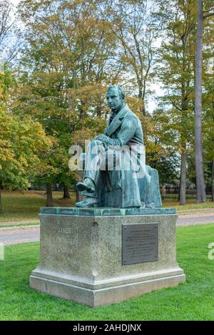 COOPERSTOWN, NEW YORK/USA - 28 septembre 2019 : statue de James Fenimore Cooper à Ostego historique Hall. Banque D'Images