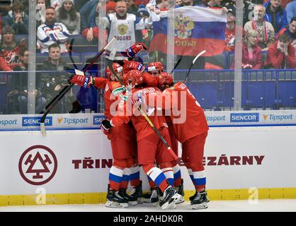 Ostrava, République tchèque. 28 Dec, 2019. Les joueurs de la Russie célébrer un but durant le championnat mondial junior 2020 Championnat du Monde de Hockey sur glace match du groupe B entre la Russie et le Canada, à Ostrava, en République tchèque, le 28 décembre 2019. Photo : CTK Jaroslav Ozana/Photo/Alamy Live News Banque D'Images