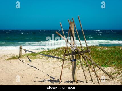 Set Slackline sur du sable blanc à une plage tropicale au Brésil Banque D'Images