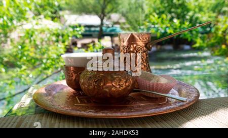 Café bosniaque traditionnel sur la table avec un loukoum, Blagaj Tekija - Bosnie. Banque D'Images