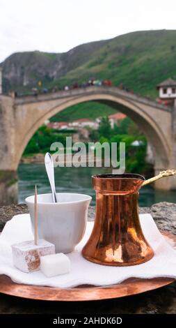 Café turc traditionnel et une vue sur le vieux pont de Mostar et la rivière Neretva. Dans un café bosniaque cezve avec un loukoum, Mostar, Bosnie-Herzégovine Banque D'Images